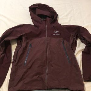 Arc’teryx Mens Beta AR Jacket Medium Maroon Near New